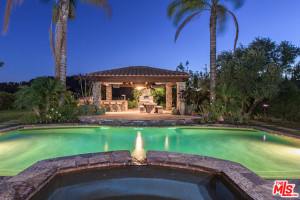 grand-U-shaped-pool-creates-resort-like-setting-backyard3