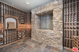 wine-cellar-luxurious-touch